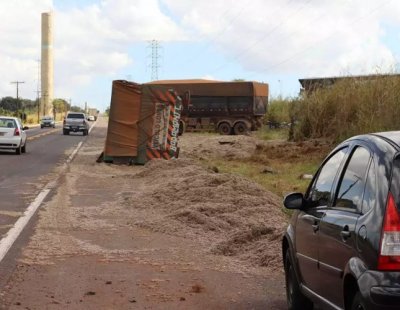 Compartimento da carreta tombado �s margens da BR-262 (Foto: Osmar Veiga).