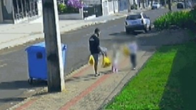 Pai chuta filha de 3 anos no rosto e � flagrado por c�meras de seguran�a