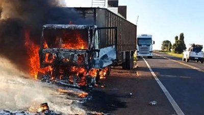 Chamas come�aram na parte dianteira do cavalo mec�nico e se espalharam pela carreta. (Foto: Nova News)