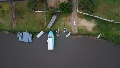 Margem do Rio Paraguai, em Porto Murtinho, onde a balsas fazem a travessia para o Paraguai (Foto: Osmar Veiga)