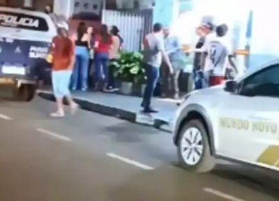 Movimenta��o em frente ao bar onde crime aconteceu (Foto: T� na M�dia Navira�)