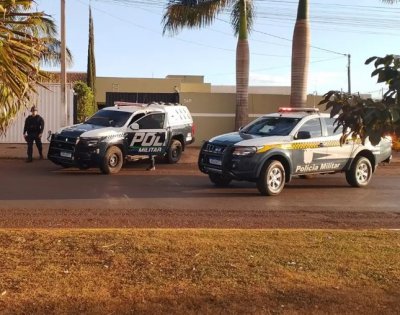 Equipes da PM em frente ao local dos disparos. (Foto: Reprodu��o/Chapadense News)