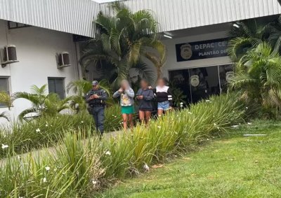 Adolescentes, acompanhadas da m�e e de um policial militar, deixam a Depac Cepol e seguem para a Depca, onde o caso � apurado (Foto: Bruna Marques)-ir-a-casa-de-mulher-que-conheceu-na-internet