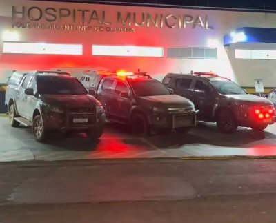 Tr�s viaturas do Bope estacionadas em frente ao Hospital Municipal Jos� Valdir Antunes de Oliveira. (Foto: Direto das Ruas)
