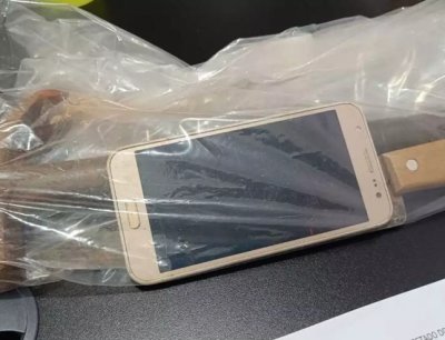 Martelo e celular do suspeitos foram apreendidos no local do crime. (Foto: Osvaldo Duarte/Imagem cedida).