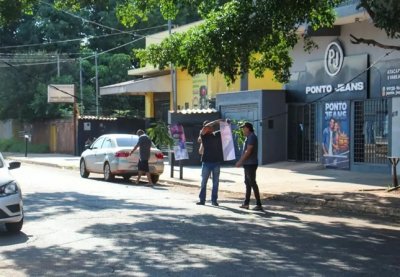 Moradores sinalizam fia��o para evitar novos acidentes (Foto: Juliano Almeida)