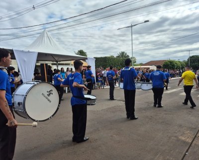 Desfile de 7 de Setembro re�ne p�blico na rua Porto Geral em Anast�cio