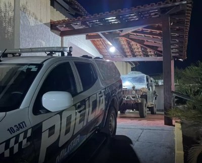 Viatura da PM e carro do Ex�rcito em frente � unidade de sa�de (Foto: BV News)