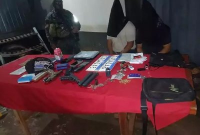 Arcenal de armas encontrado junto a droga com dupla na fronteira. - Cr�dito: (Reprodu��o/ABC Color)
