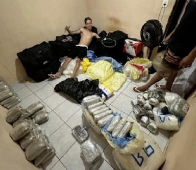 Jo�o Vitor deitado em malas com drogas desviadas(Foto: Reprodu��o)
