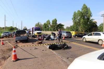 Motociclista morto sendo coberto pelas equipes de socorro (Foto: Osmar Veiga)