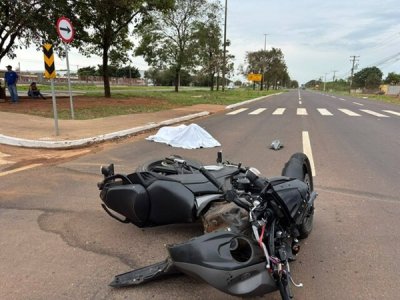 Corpo de Edson ao lado da motocicleta no cruzamento onde batida aconteceu (Foto: Alice Lemos)