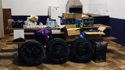 Pneus, celulares, perfumes, eletr�nicos e outros produtos encontrados na carga (Foto: Direto das Ruas)