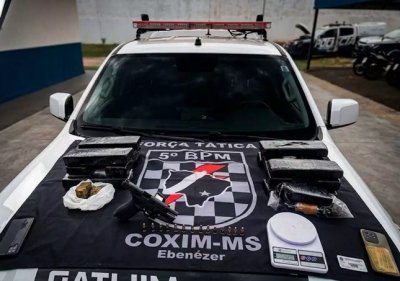 Arma, muni��es e maconha apreendidas com grupo (Foto: Divulga��o)